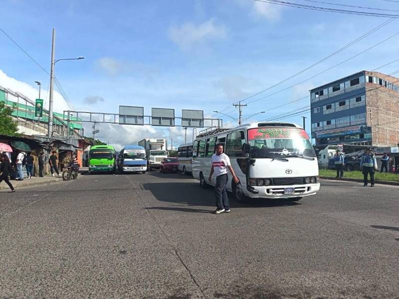 Los conductores pidieron a las autoridades soluciones ante el desgaste de los vehículos y gastos adicionales que enfrentan por el deterioro de las calles.