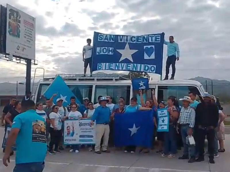 La militancia nacionalista que apoya al expresidente Juan Orlando Hernández empezó a movilizarse desde tempranas horas de la mañana de este domingo 26 de julio, día en que se espera que aterrice en el Aeropuerto Internacional Palmerola en un vuelo privado.