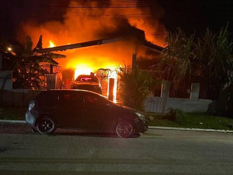 ​En ambos escenarios, el Cuerpo de Bomberos de La Ceiba respondió de manera inmediata a los llamados de auxilio.