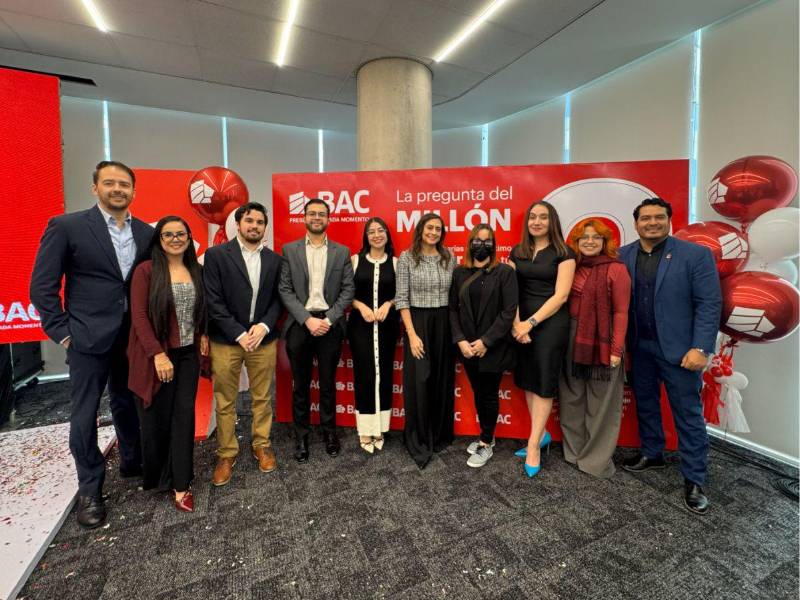 Ejecutivos de BAC reafirmando su compromiso de reimaginar la banca para generar prosperidad en las comunidades hondureñas.