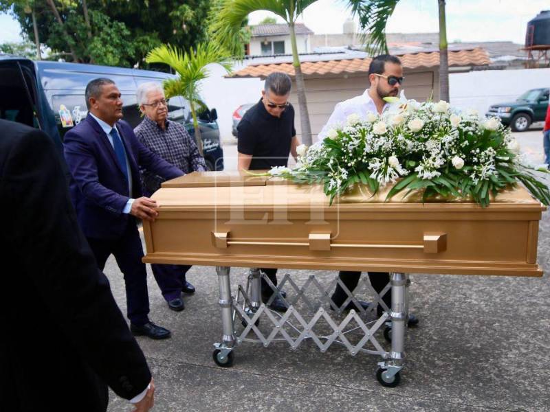 Familiares, amigos, colegas y seres queridos de la chef Sandra Díaz del Valle se congregaron este sábado 13 de junio en la parroquia Santa Teresa de Jesús, ubicada en la colonia 15 de septiembre, en Tegucigalpa, para realizar una misa de cuerpo presente previo al último adiós.
