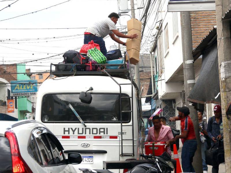Con maletas, regalos y alimentos, familias capitalinas abarrotan las estaciones de buses rumbo al interior del país para celebrar la Nochebuena y el Año Nuevo.