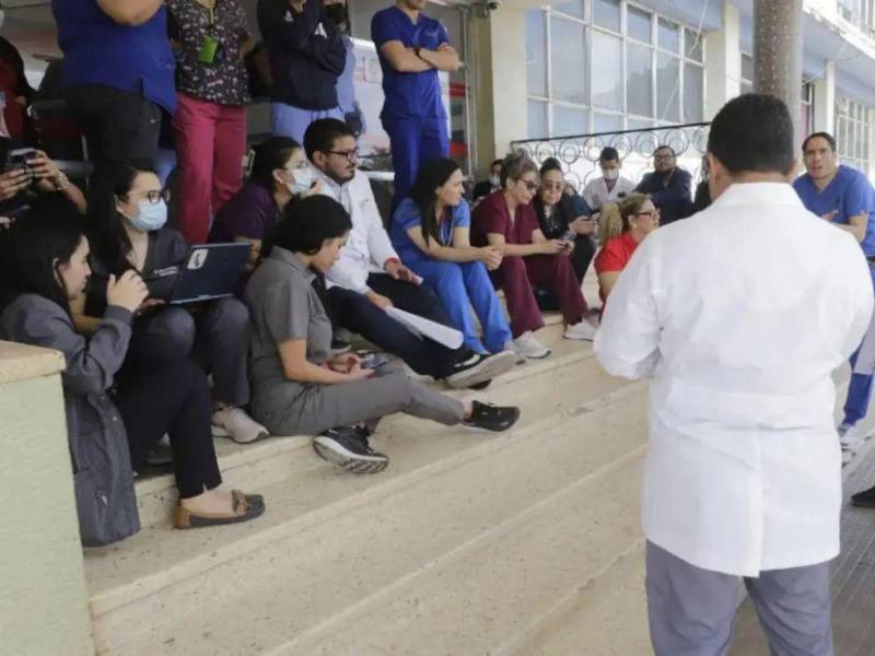 Los médicos suman hoy jueves 39 días desde que iniciaron las asambleas informativas y suspendieron la consulta externa en los distintos hospitales y centros de salud a nivel nacional.