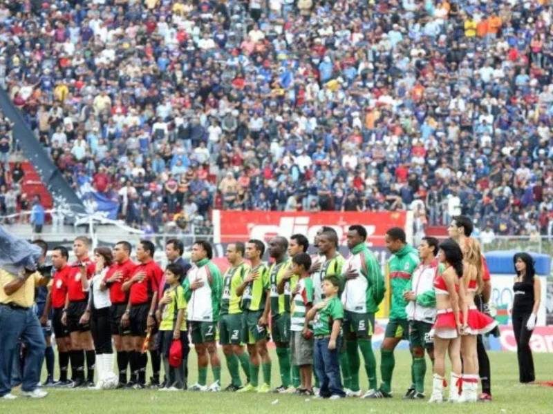 Los jugadores entonando el Himno Nacional en la previa de la final de 2007.