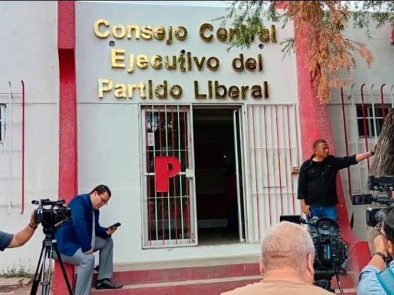El Consejo Central Ejecutivo del Partido Liberal (CCEPL) de Honduras está compuesto por 19 miembros: cargos administrativos, 14 secretarios y 5 suplentes.