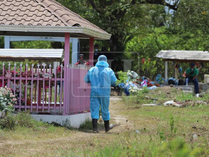 Con el propósito de esclarecer el crimen múltiple de 20 personas en una finca de palma africana, el Ministerio Público inició este 2 de junio la exhumación de cuerpos en un cementerio de la aldea Rigores, en Trujillo.