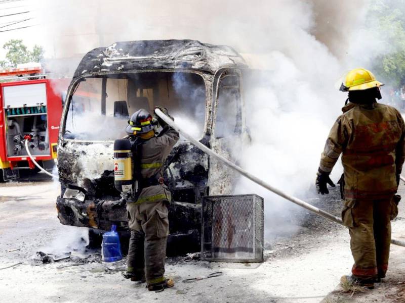 Tanto la moto en la que se conducía Zairy Portillo Betancourt como el bus con el que chocó quedaron totalmente quemados.