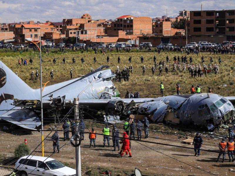 Familiares despidieron este domingo a las personas que fallecieron en el accidente de un avión militar de carga, ocurrido el viernes al intentar aterrizar en el aeropuerto internacional de El Alto, la segunda ciudad más poblada de Bolivia.