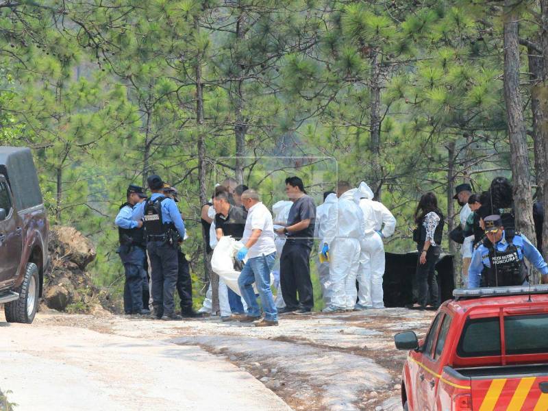 Los cuerpos fueron levantados la mañana del martes por personal de Medicina Forense, con el acompañamiento de la Policía Nacional (PN).