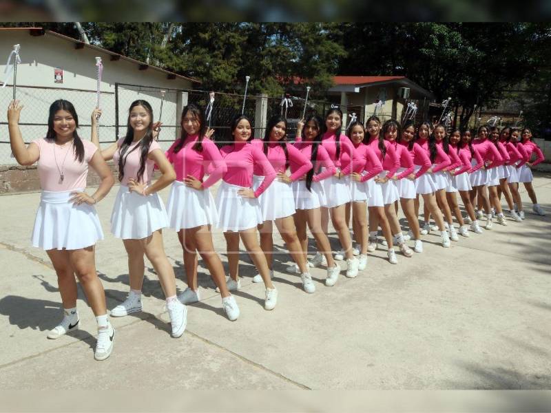 La banda, las 21 palillonas y el grupo de pomponeras se preparan con ensayos durante los fines de semana.