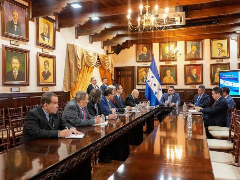 Los exmagistrados aclararon que la vía de la reforma responde a un análisis pragmáticos frente al cronograma de las próximas elecciones primarias.