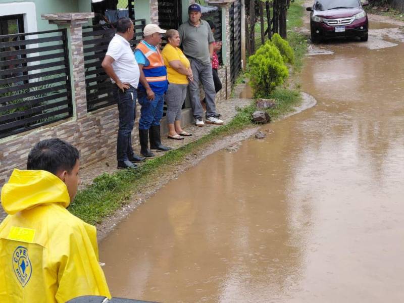 Cinco municipios de Olancho permanecen en alerta verde, mientras las autoridades buscan a dos personas desaparecidas en río Patuca.