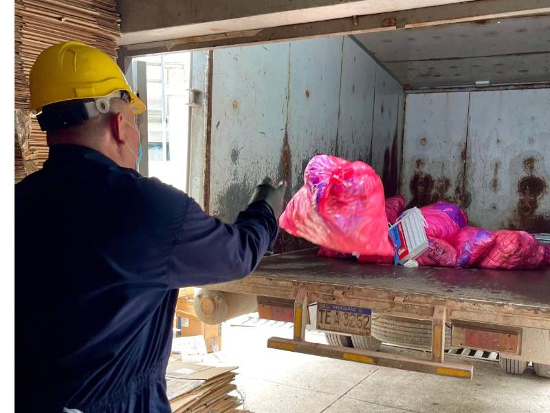 Denuncias evidenciaron la acumulación de basura en el Hospital Escuela, por lo que autoridades comenzaron labores de limpieza