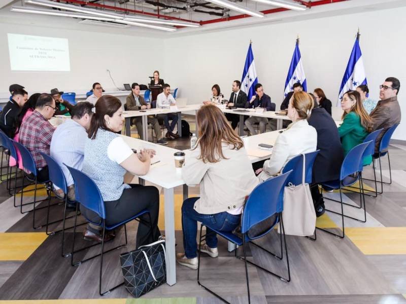 Por tres horas se mantuvieron reunidos los representantes de la comitiva del salario mínimo 2026, sin embargo, los delegados de las centrales obreras tildaron de ser un insulto la contrapropuesta hecha por el sector empleador.