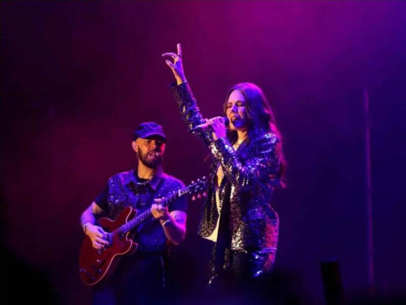“He decidido tomarme un tiempo para estar con mi familia, cuidar de mí y darme el respiro que hoy siento que necesito, dijo Jesse al anunciar la pausa. En esta imagen los hermanos en un concierto en Tegucigalpa.