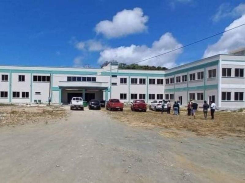 Un segundo hospital sería el Hospital Regional de Especialidades de Roatán. Este proyecto ya contaba con un edificio físico al momento del incendio.