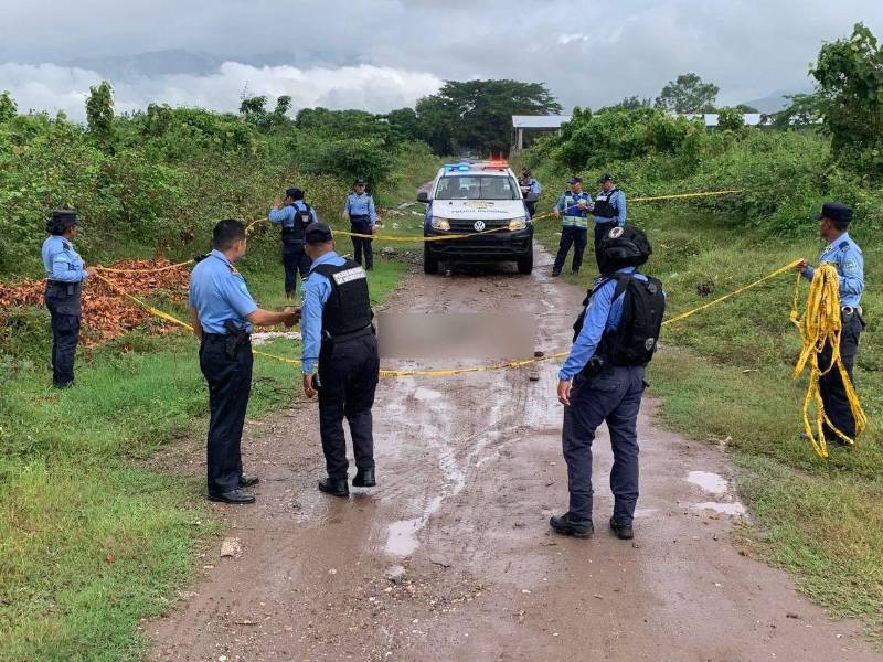 La Policía Nacional llegó a la solitaria calle y acordonó la escena del crimen.