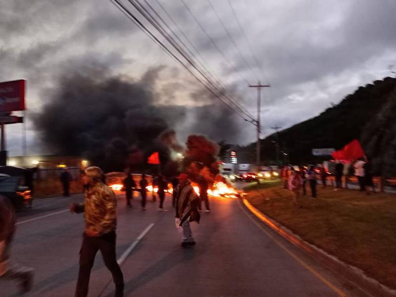 La Policía Nacional llegó a la zona donde se llevaba a cabo la protesta de militantes del partido Libertad y Refundación (Libre), quienes provocaron un intenso congestionamiento vehicular. Aquí las imágenes.