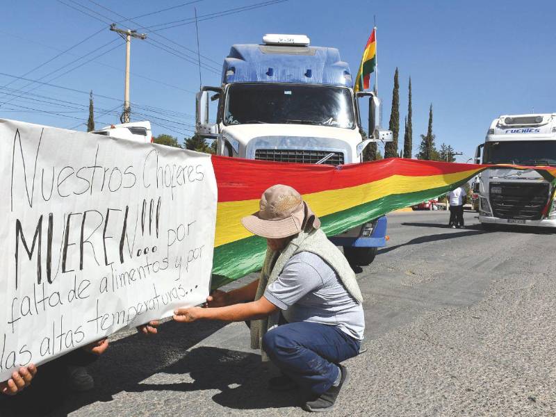 Demandas. Miles de transportistas que permanecen varados desde hace mes y medio en distintas carreteras en Bolivia por los bloqueos de sectores que exigen la renuncia del presidente Rodrigo Paz, y se encuentran sin acceso a alimentos, medicamentos, ni servicios básicos, claman auxilio.