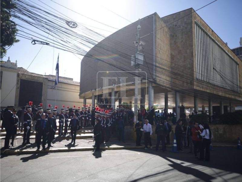 Un fuerte resguardo de seguridad se desplegó en las afueras del hemiciclo legislativo, donde se espera la reunión convocada para las 11:00 a.m.