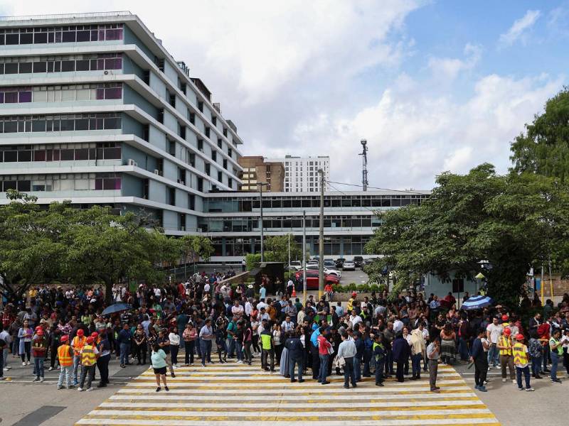 Personas evacuan de los edificios gubernamentales este viernes luego de un sismo con magnitud 5.6 en la escala de Richter en Ciudad de Guatemala.