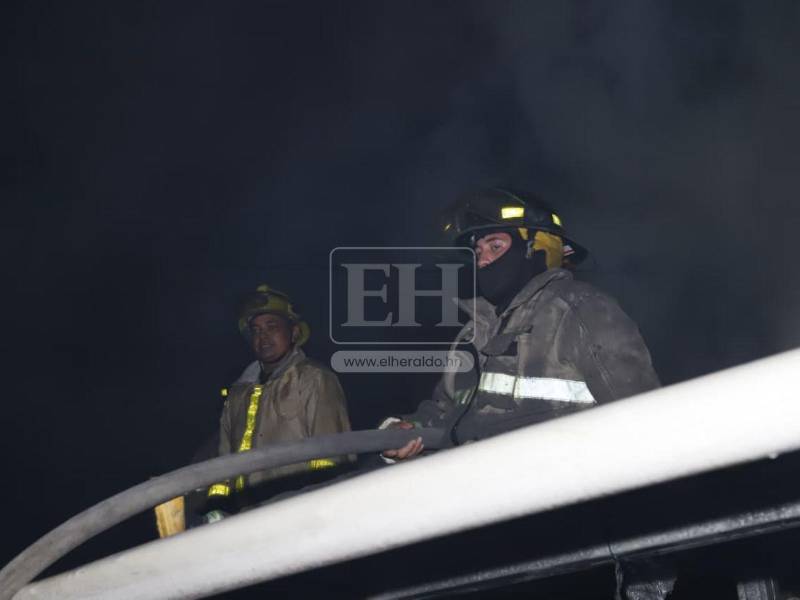 Un voraz incendio inició en un puesto de venta de cohetes en el Mercado Medina Concepción, en la ciudad de San Pedro Sula, la tarde del lunes 29 de diciembre. La magnitud del fuego ocasionó que las llamas se extendieran al restos de los puestos ubicados en la calle 6 del populoso barrio Medina.