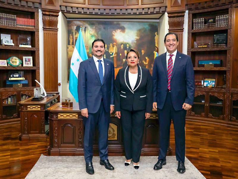 El nuevo canciller Javier Bú Soto fue recibido en Casa de Gobierno por la mandataria Xioamara Castro y su secretario privado, Héctor Zelaya.