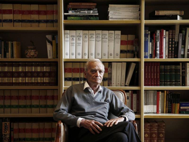 Ganador del Premio Nacional de las Letras Españolas y del Premio Nacional de Literatura, su obra, encabezada por la emblemática tetralogía Antagonía, marcó a varias generaciones de lectores y escritores.