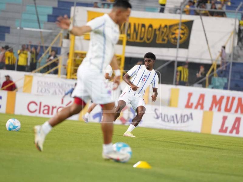 Los jugadores del Olimpia calientan motores para el juego ante Real España.