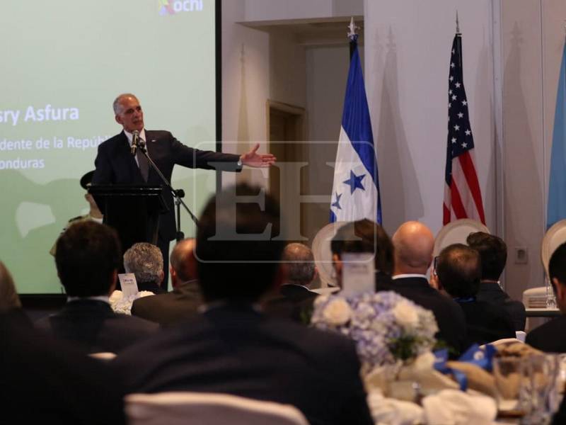 El gobernante también anunció la postergación del proceso de licitación energética de 1,500 megavatios, con el objetivo de definir bases más claras.