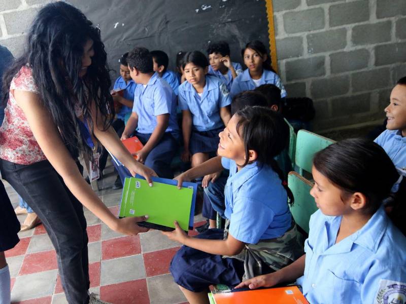 Niños y niñas recibieron agradecidos las libretas que son un lienzo en blanco para la realización de sus sueños y metas.