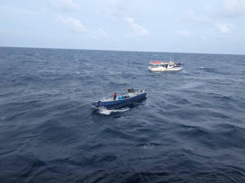 Momento en el que la Fuerza Naval rescató a seis cubanos que estaban a la deriva.