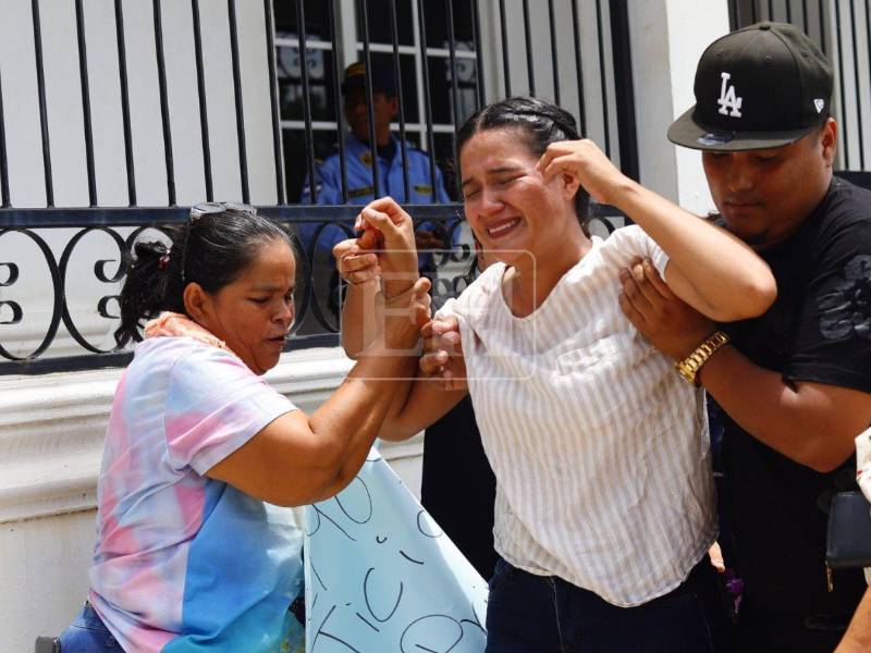 El dolor y la tristeza eran evidentes en los rostros de los familiares de Elvia Gómez, quien fue asesinada el pasado 3 de junio, presuntamente por su pareja sentimental en San Manuel, Cortés.