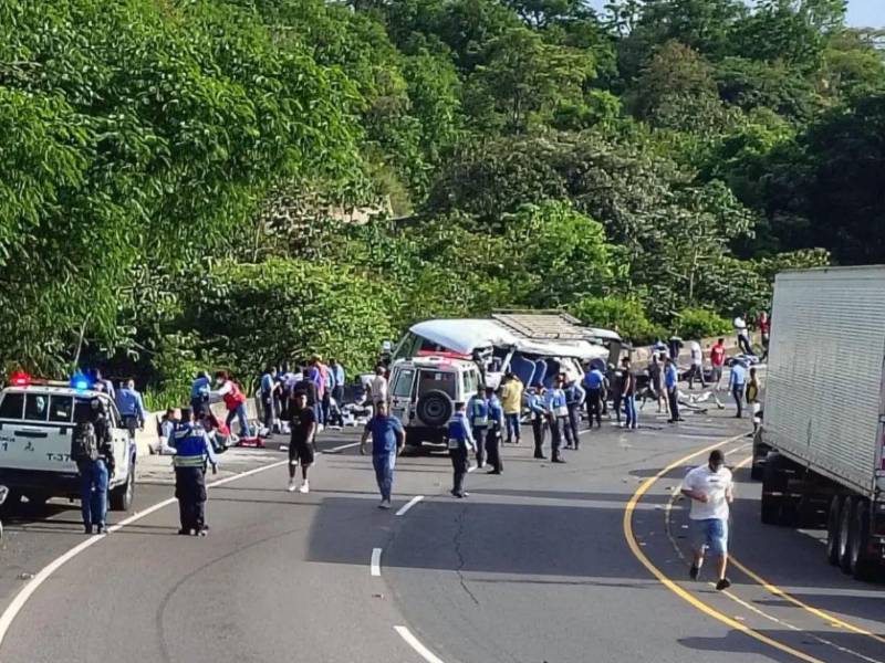 Una grua impactó contra un bus lleno de policías a la altura de la carretera CA-5.