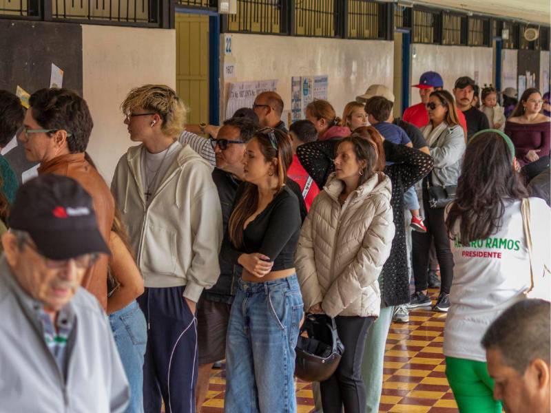 Los comicios en Costa Rica para elegir al presidente de la República y a los 57 diputados de la Asamblea Legislativa para el periodo 2026-2030 avanzan este domingo en absoluta normalidad y sin incidentes de relevancia, indicó el Tribunal Supremo de Elecciones (TSE).