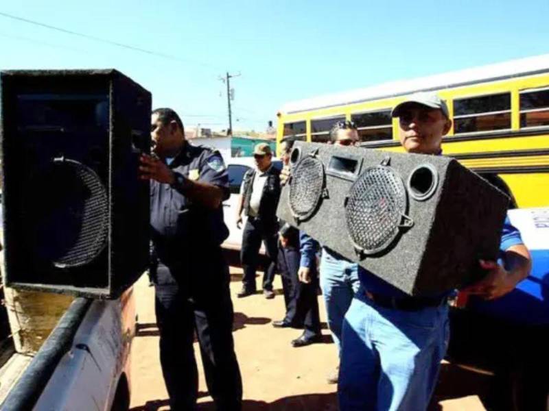 Los límites de volumen permitidos son de 50 decibeles en zonas residenciales y 85 decibeles en áreas comrciales, según lo establecido por la Alcaldía del Distrito Central.