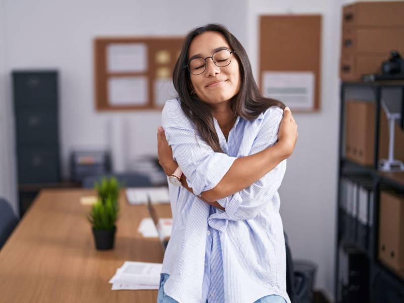 El camino hacia la adopción de nuevas rutinas está lleno de altibajos, y aprender a aceptar los tropiezos es fundamental para avanzar. “Muchas veces al fallar caemos en la trampa de la autocrítica severa, que puede detener por completo nuestro progreso o dar pie a desistir”, advirtió la experta.