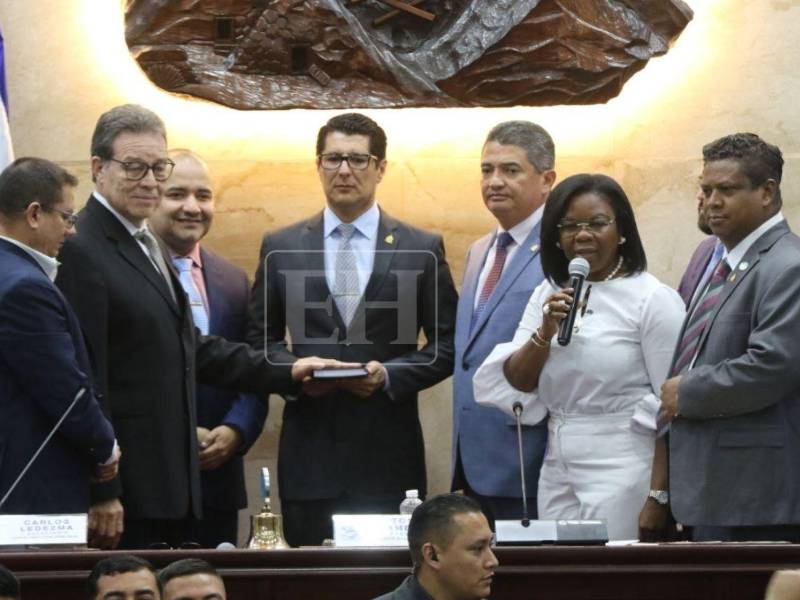Momento en que Arístides Mejía hace su declaración jurada en el cargo.