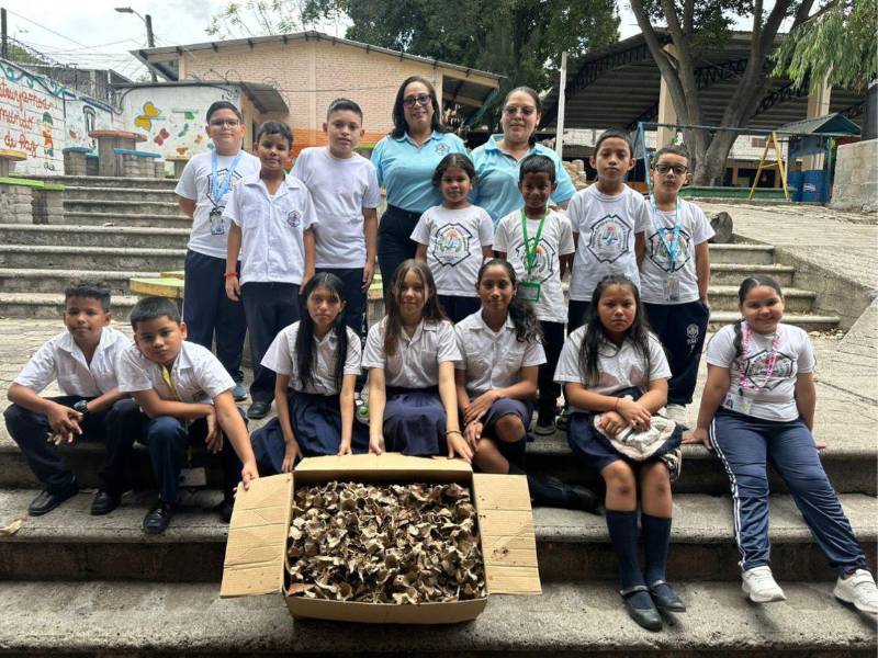 Las maestras guías y los niños del Comité Ambiental del CEB Roberto Suazo Córdova con su compostaje elaborado durante la charla práctica.
