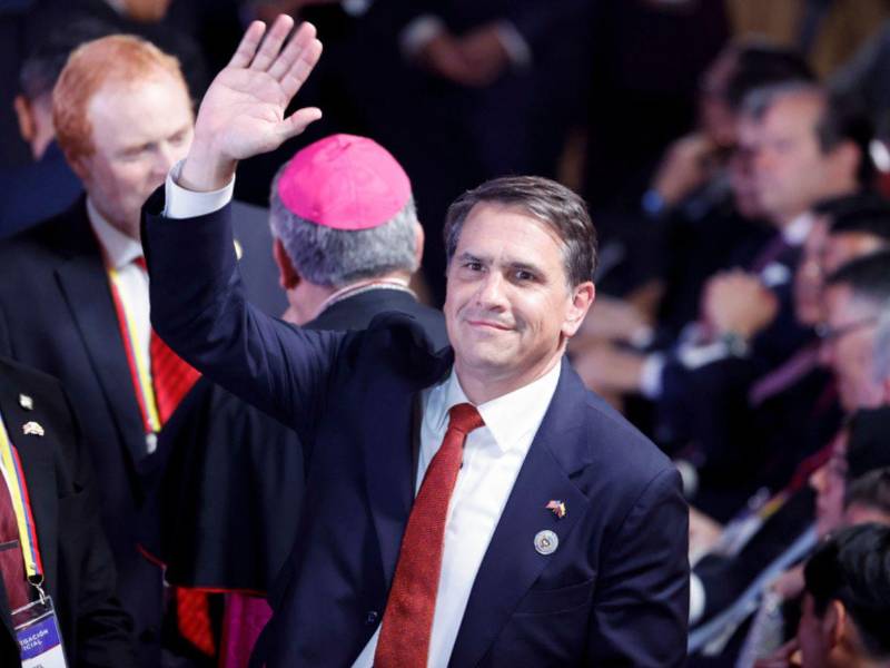 fiscal general adjunto de Estados Unidos, Todd Blanche, asiste a la ceremonia de investidura del presidente electo de Colombia, Abelardo de la Espriella, este viernes en Cali (Colombia).