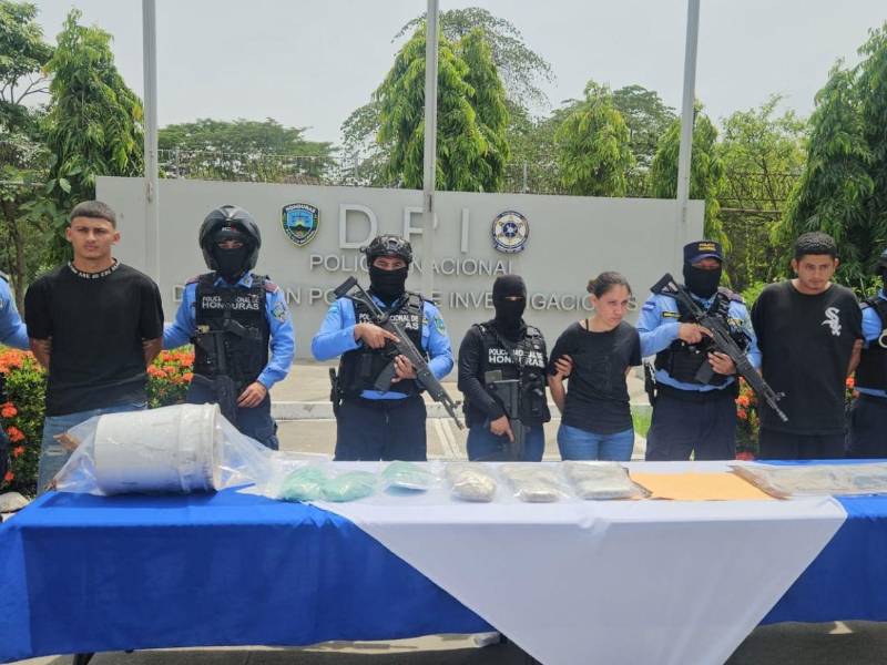 Los otros dos detenidos, junto a Johana Flores, y las evidencias: drogas y un fusil.