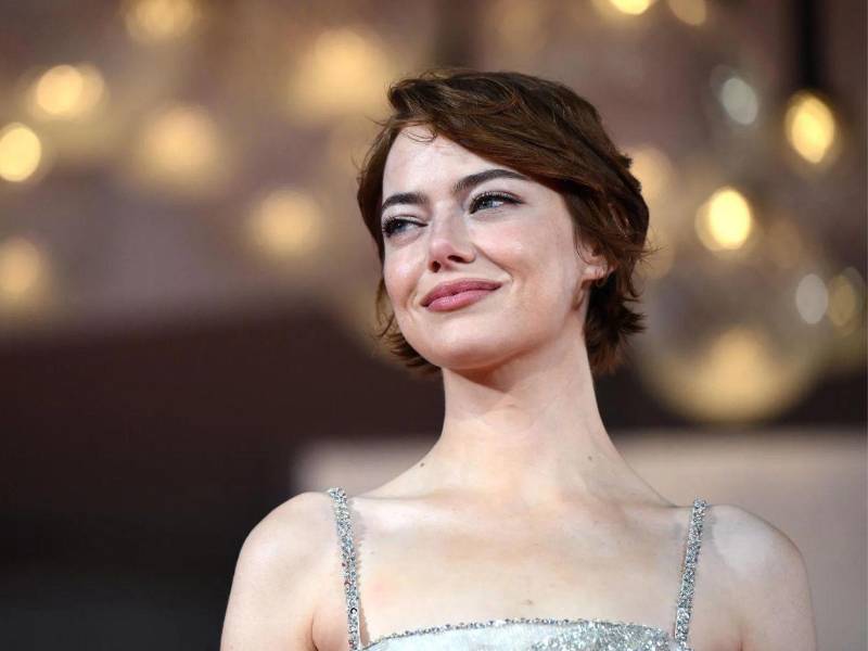 Emma Stone regresa al universo cinematográfico de Yorgos Lanthimos con ‘Bugonia’, un filme que aborda las teorías conspirativas con humor y crítica social, y reflexiona en una entrevista sobre la idea que se ha vendido de la religión y cómo Dios ha tenido la peor campaña de imagen del mundo.