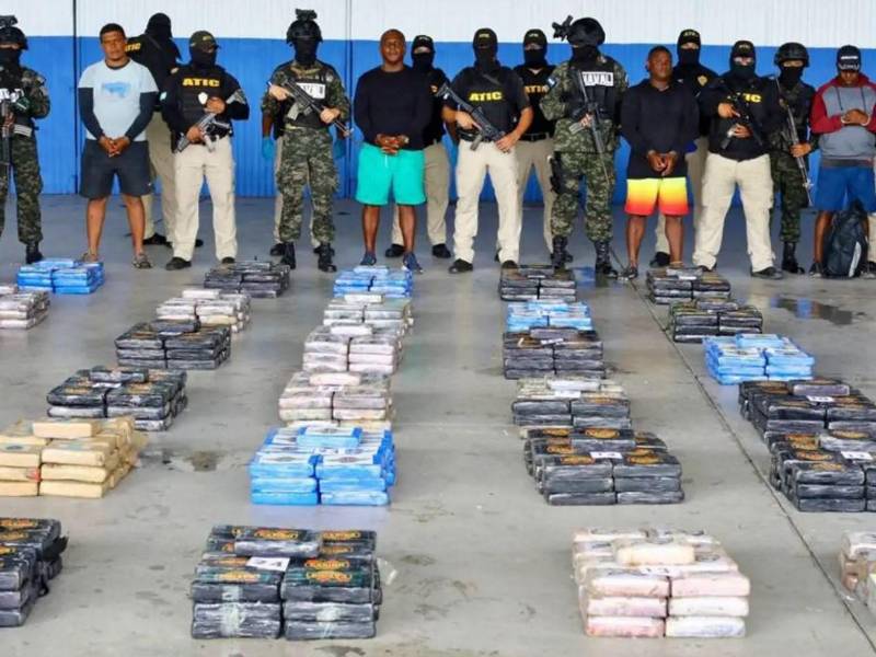 Los cinco detenidos son señalados por suponerlos responsables del delito de tráfico de drogas agravado.
