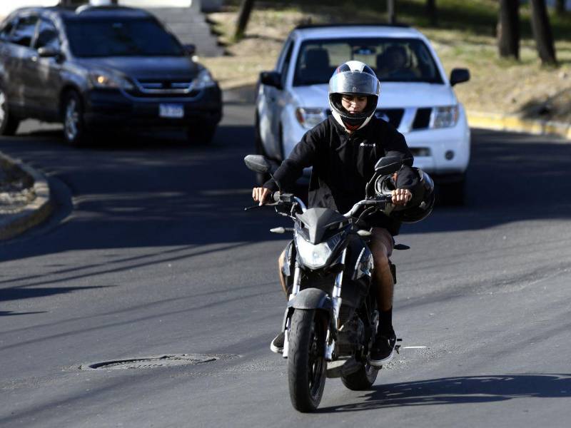 Pese a las ordenanzas de la DNVT, varios motociclistas circulan por la capital sin los chalecos reflectivos implementados como medida de mitigación ante el incremento de accidentes viales durante 2025.