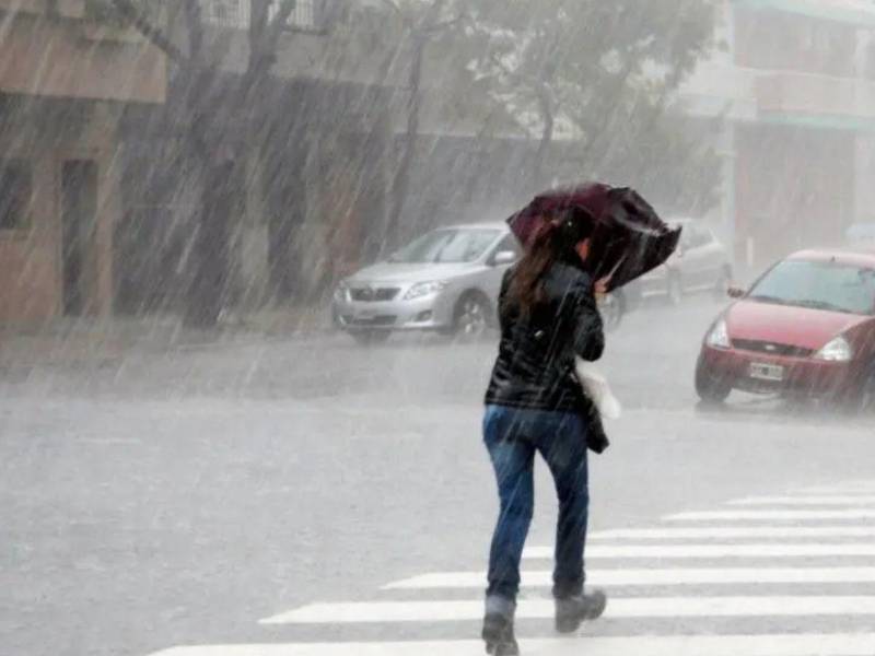 El ingreso y desplazamiento de una onda tropical sobre el territorio nacional estará generando abundante nubosidad, viento racheado, lluvias y chubascos dispersos, con acumulados fuertes y actividad eléctrica aislada en la mayor parte del país. Las mayores precipitaciones se concentrarán en las regiones del noroccidente, suroccidente y zona central.