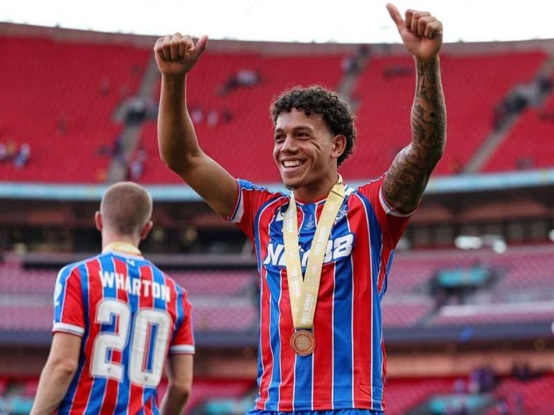 Rio Cardines estuvo en la banca de suplentes en la Community Shield 2025. Crystal Palace ganó en tanda de penales al Liverpool. Es una joya para Trinidad.