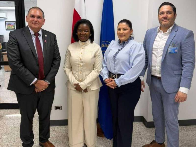 La reunión fue con el ministro de Salud de Costa Rica, Alexander Sánchez Cabo; la presidenta ejecutiva de la Caja Costarricense de Seguro Social (CCSS), Mónica Taylor, y el gerente médico de la CCSS, Marvin Palma Lostalo.