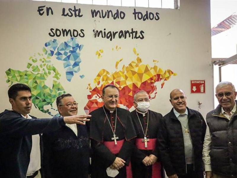 El Nuncio Apostólico en México, monseñor Joseph Spiteri (c), visita el desayunador Salesiano Padre Chava este sábado en la ciudad de Tijuana.