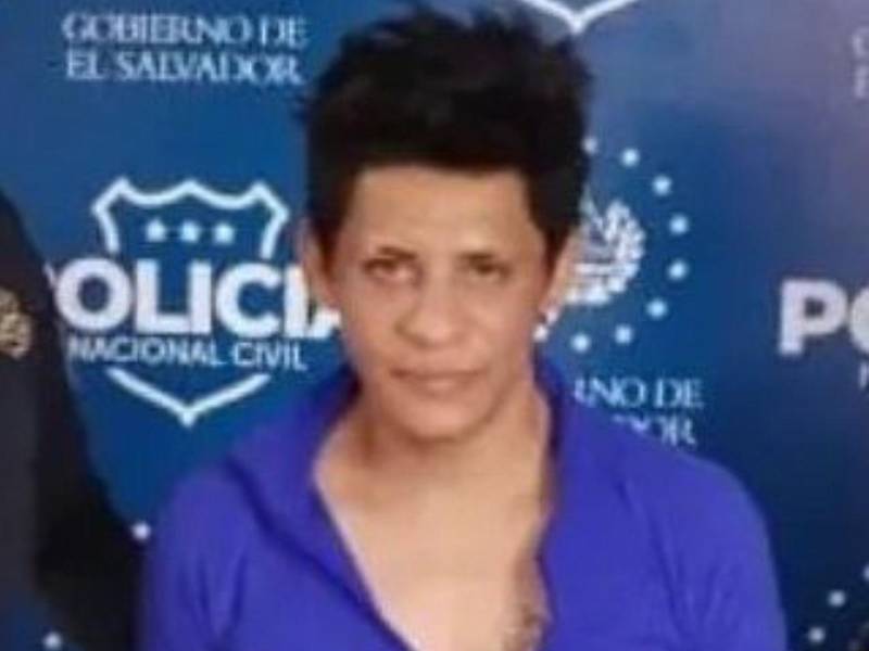 Un hondureño fue capturado en San Salvador tras denuncias y videos que lo muestran haciendo señas de pandillas.