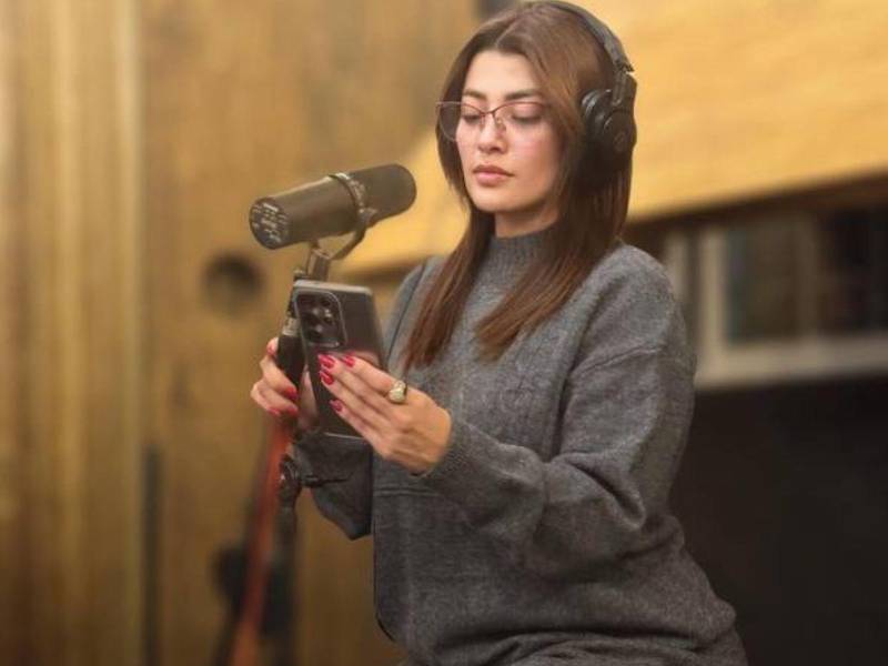 Después de su última presentación en Estados Unidos, donde Flores cantó y recibió fuertes críticas, había anunciado que se retiraría de la música, pero ahora asegura que regresa.